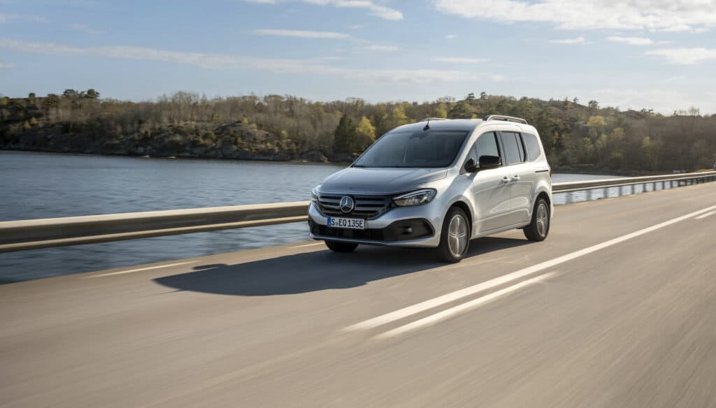 מיניוואן חשמלי מרצדס EQT בנסיעה מיניוואן חשמלי מרצדס EQT בנסיעה על גשר מעל אגם