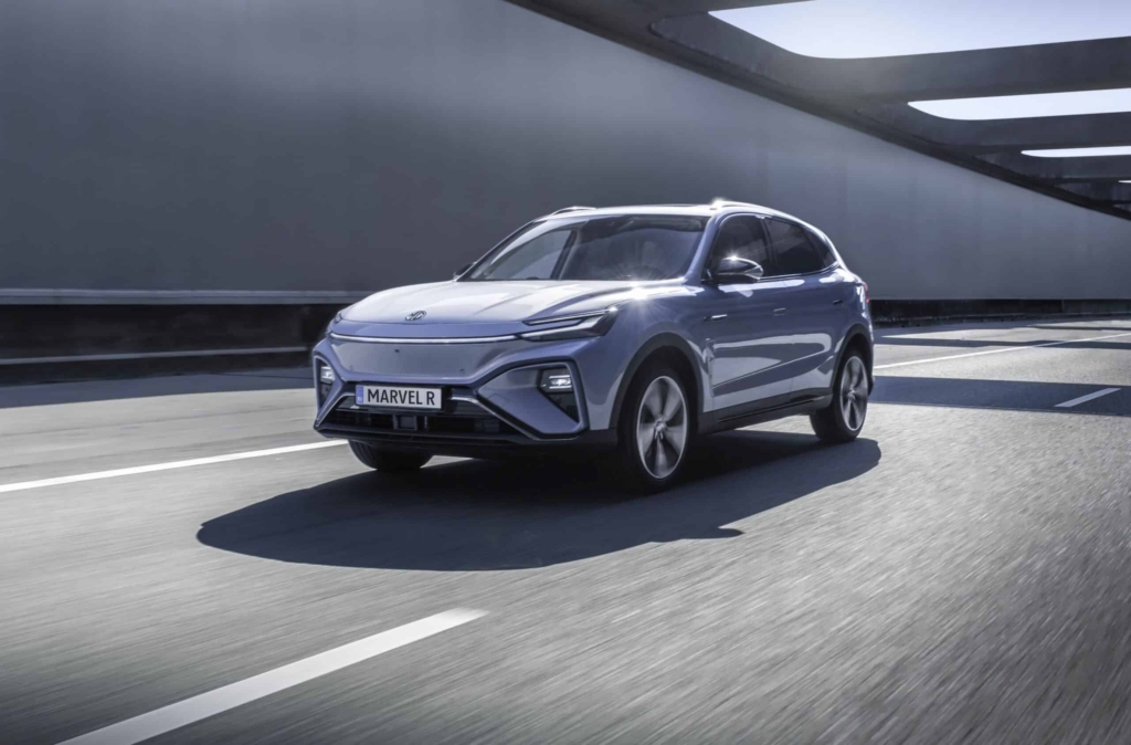 MG מארבל R חשמלי בנסיעה על גשר בכביש בין עירוני