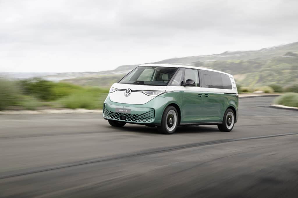 פולקסווגן ID.Buzz 2023 בגרסה עם בסיס גלגלים ארוך פולקסווגן ID.Buzz 2023 בגרסה עם בסיס גלגלים ארוך יותר נוסע על כביש