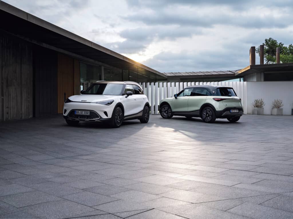 שני רכבי סמארט #1 חשמליים עומדים זה לצד זה