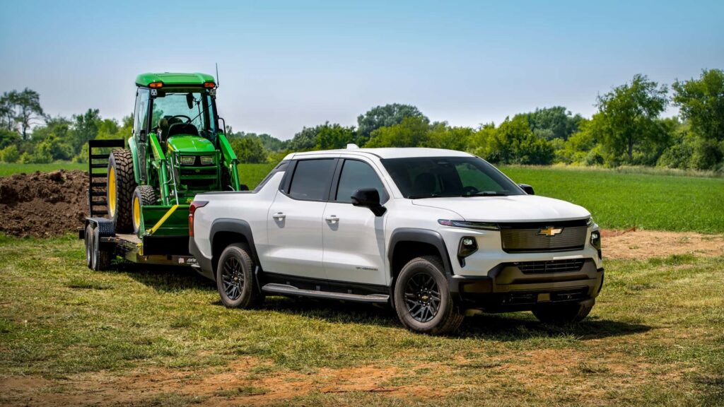 GM_Chevrolet_Silverado_EV_Towing_Tractor
