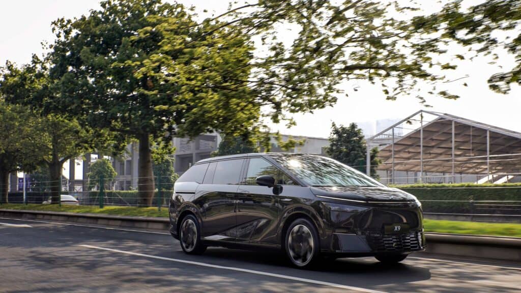 מיניוואן חשמלי אקספנג X9 בצבע שחור בנסיעה בפרברים