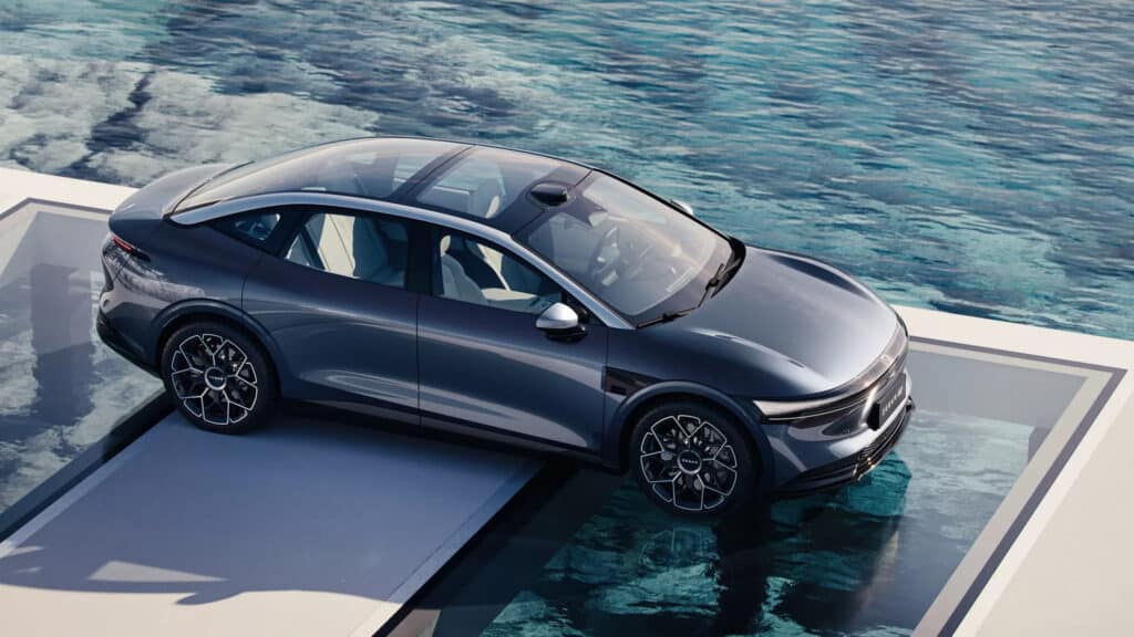 רכב הסדאן החשמלי זיקר 007