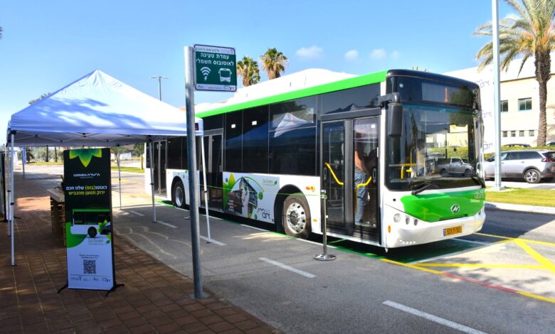 אוטובוס חשמלי עירוני בתחנה עם טעינה אלחוטית בפארק העסקים של קיסריה