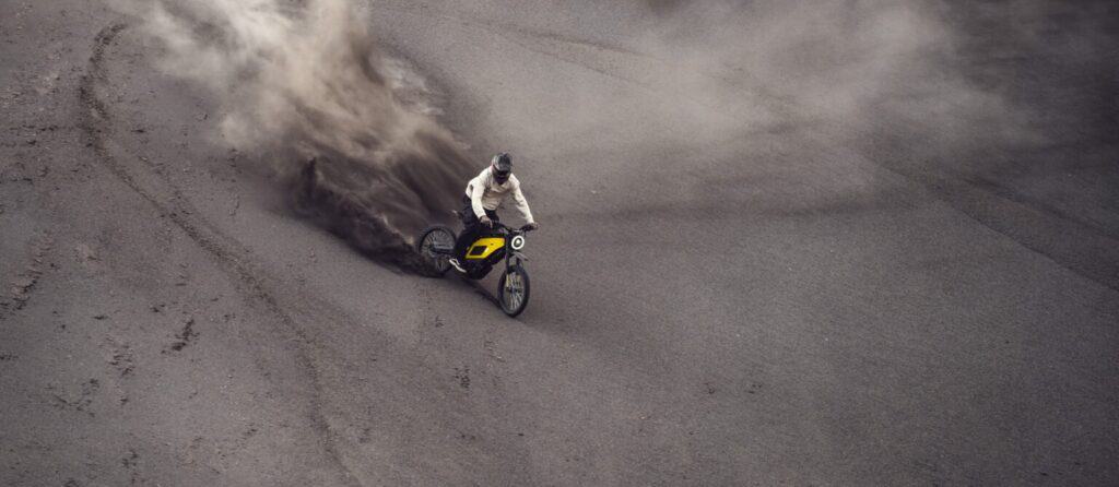 רוכב אופנוע על הניו XQi3 בשטח