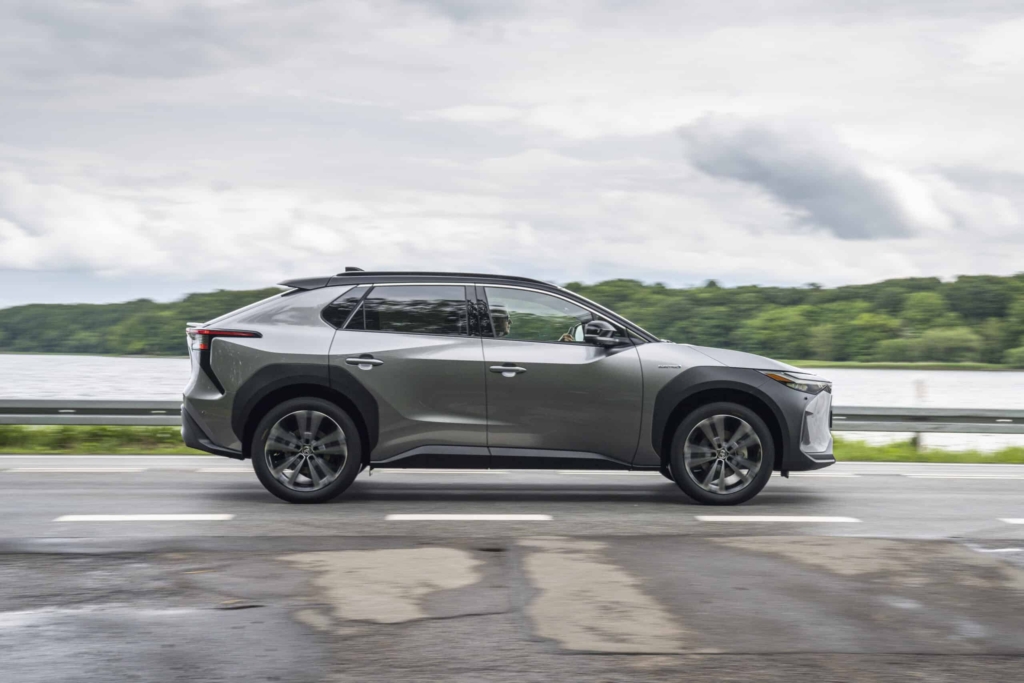 מבט צד על הרכב החשמלי טויוטה bZ4X בצבע אפור כסוף