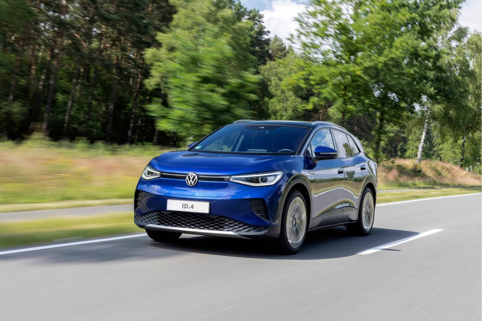 פולקסווגן ID.4 כחולה בנסיעה על כביש