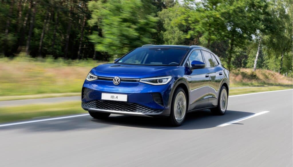 פולקסווגן ID.4 כחולה בנסיעה על כביש
