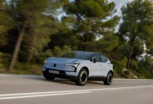 וולוו EX30 חשמלית בצבע אפור כחול בנסיעה על כביש