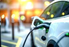 רכב חשמלי מחובר לעמדת טעינה