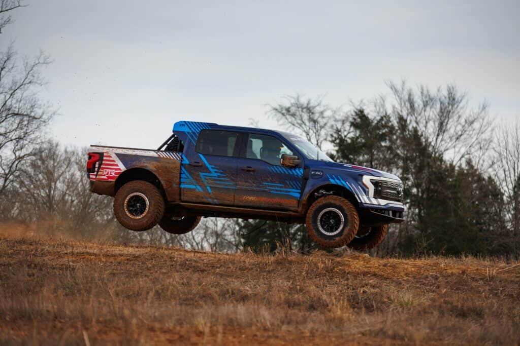 טנדר חשמלי פורד F-150 לייטנינג סוויצ׳גיר עם ארבע גלגלים באוויר בשטח