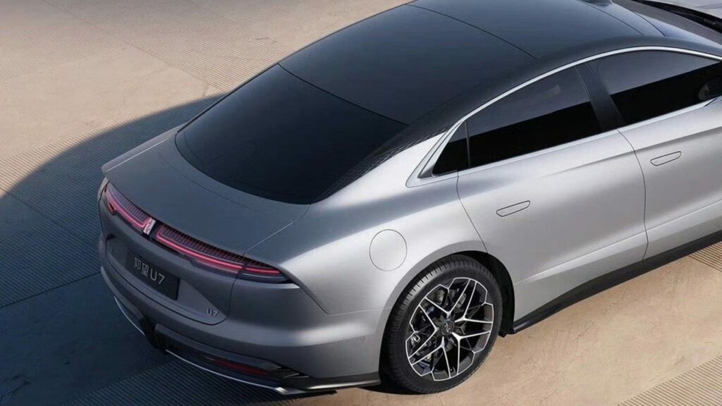 מבט על BYD יוואנוואנג U7