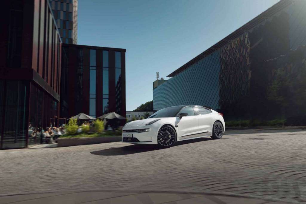 Zeekr_001_Exterior_Driving_00001