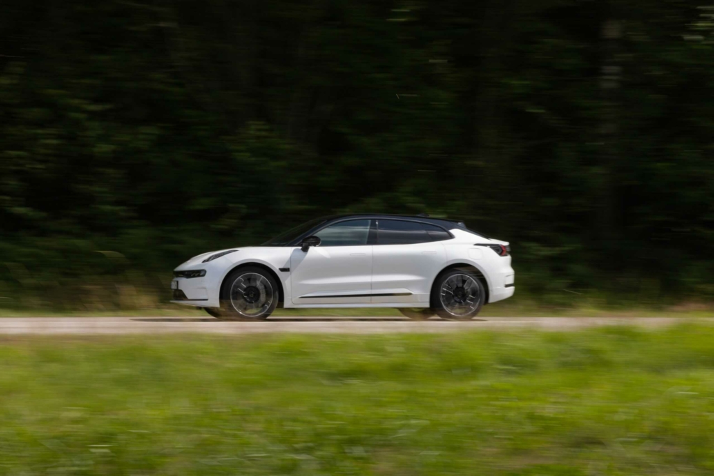 Zeekr_001_Exterior_Driving_00002