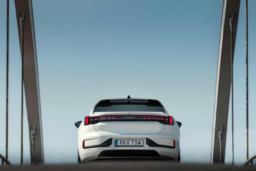 Zeekr_001_Exterior_Driving_00004