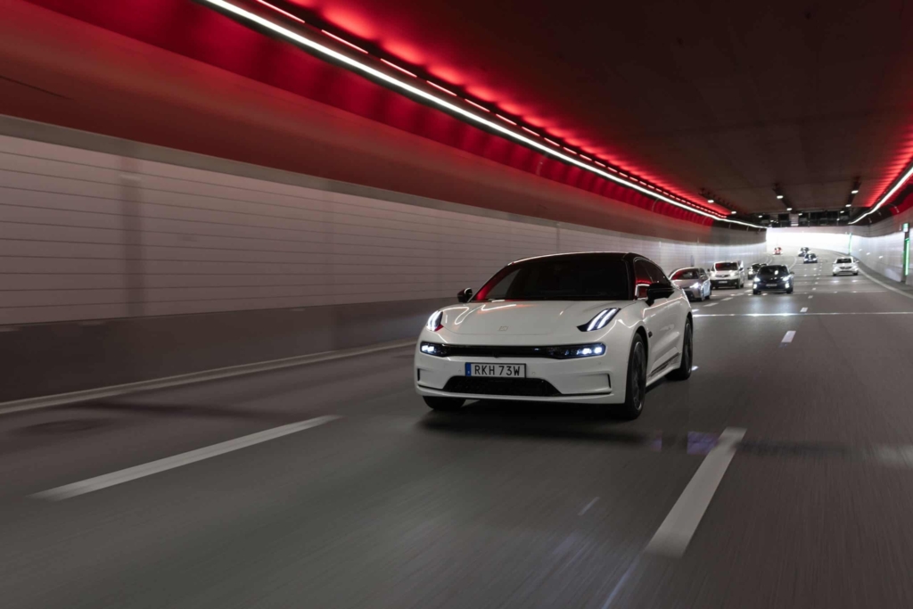 Zeekr_001_Exterior_Driving_00005