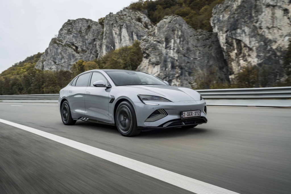 BYD סיל חשמלית בנסיעה על כביש