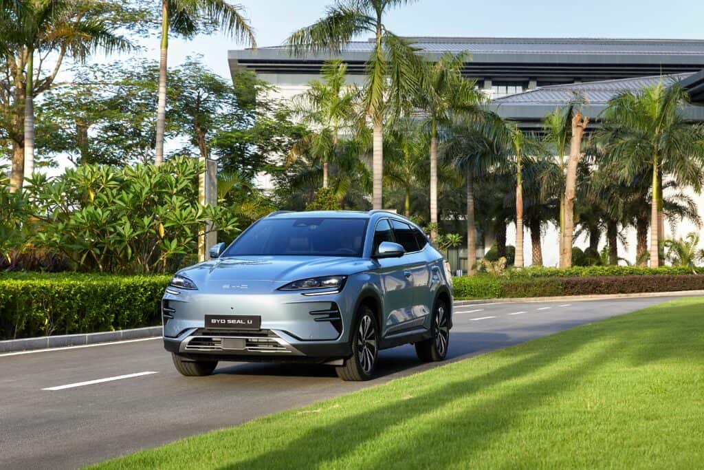 BYD סיל U רכב פנאי חשמלי בנסיעה על כביש עירוני