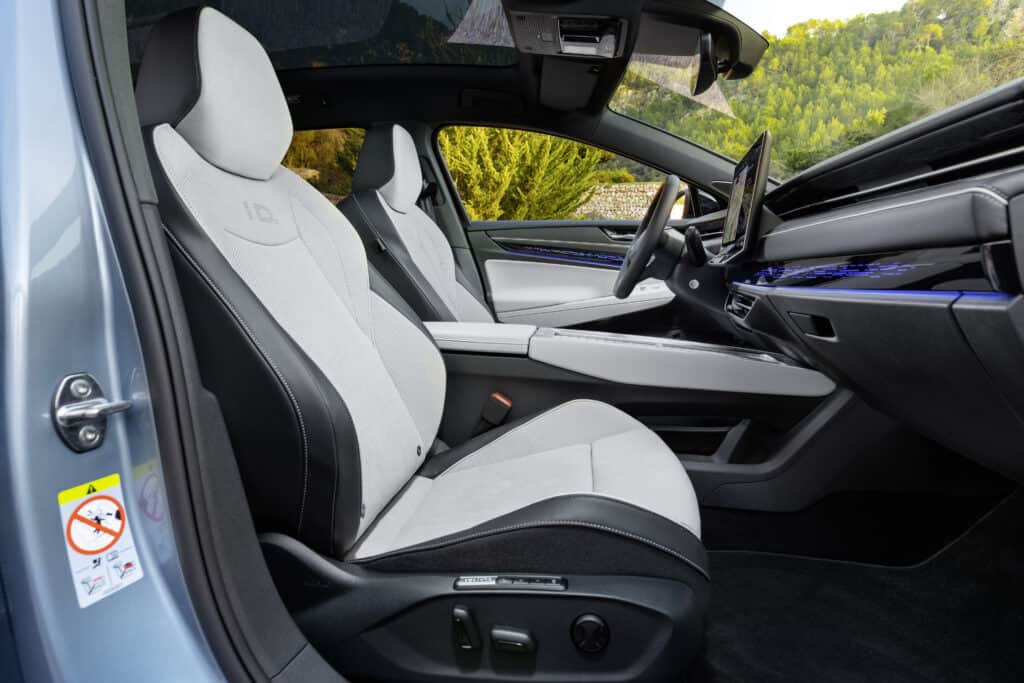 המושבים הקדמיים בפולקסווגן ID.7 טורר