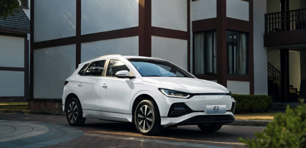מבט קדמי על BYD e2 חשמלי בעיר
