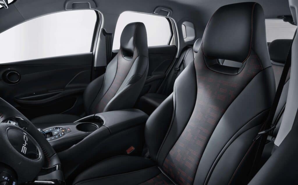 פנים הרכב של BYD e2 והמושבים הקדמיים