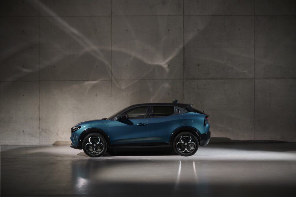 Alfa_Romeo_Milano_Exterior_00010