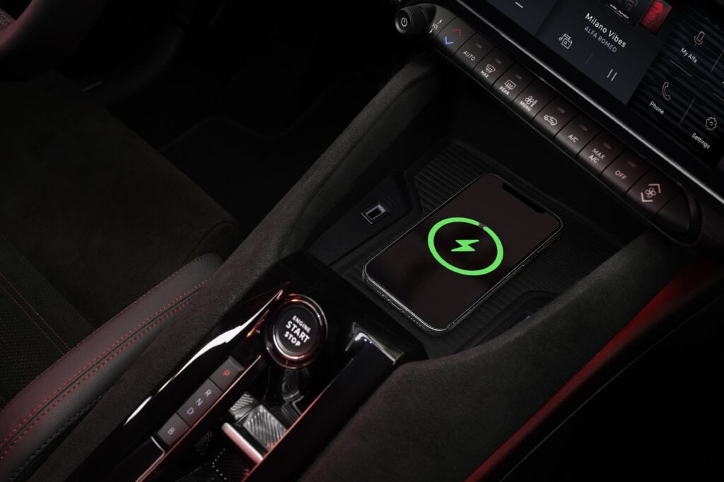 Alfa_Romeo_Milano_Intrior_00004