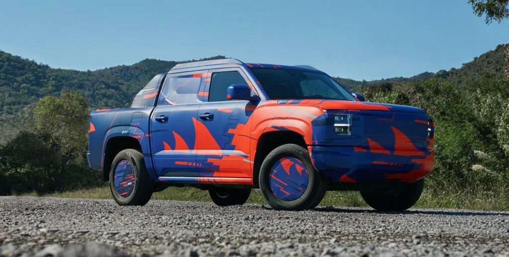 הטנדר החשמלי של BYD עם מדבקת הסוואה