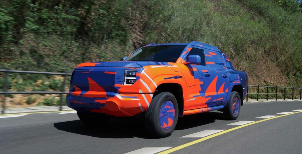 הטנדר החשמלי של BYD עם מדבקת הסוואה על הכביש