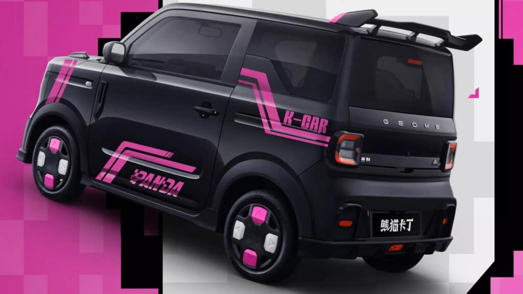 מבט צד באלכסון על רכב המיני החשמלי גילי פנדה