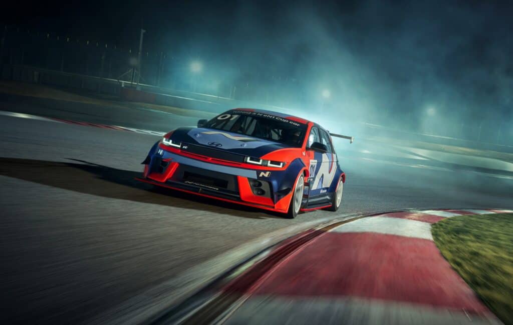 יונדאי איוניק 5 N en1 על מסלול המירוצים