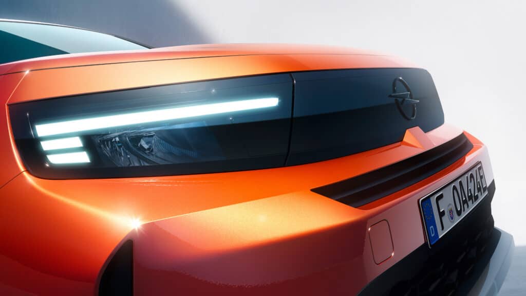 קדמת הרכב ופנסי התאורה הקדמיים באופל פרונטרה החשמלית