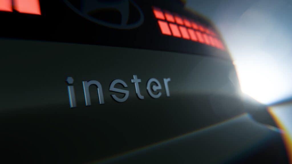 חלקו האחורי של יונדאי אינסטר הכיתוב inster על חלקו האחורי של יונדאי אינסטר