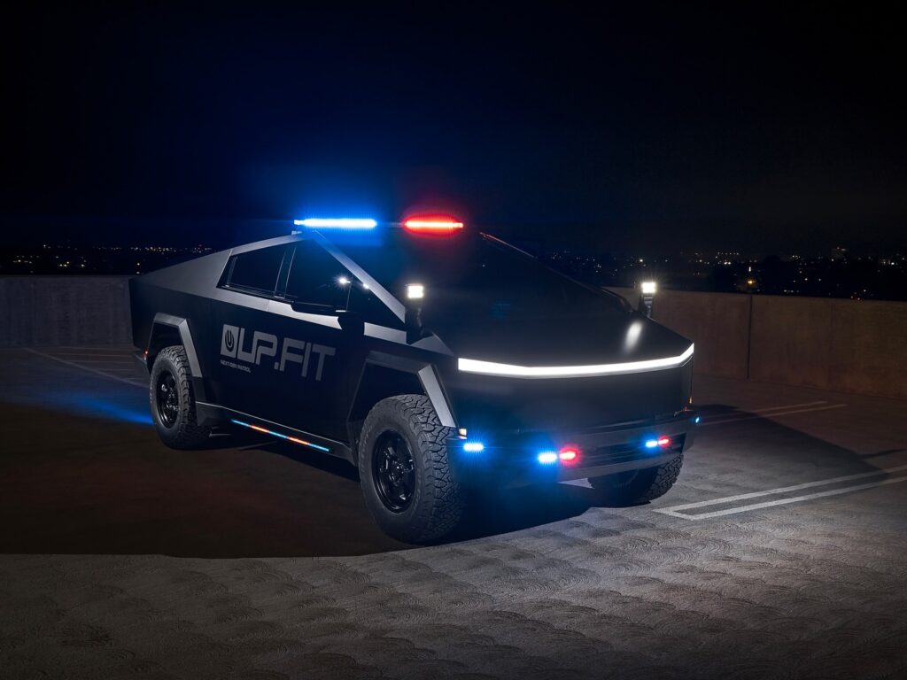 טסלה סייברטראק בצבע שחור מצויד בציוד משטרתי ותאורה בצבע אדום כחול