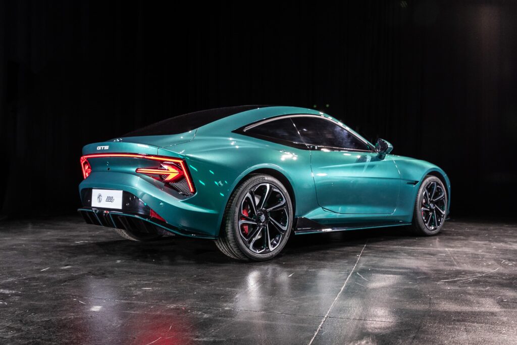 מבט צד על MG סייבר GTS