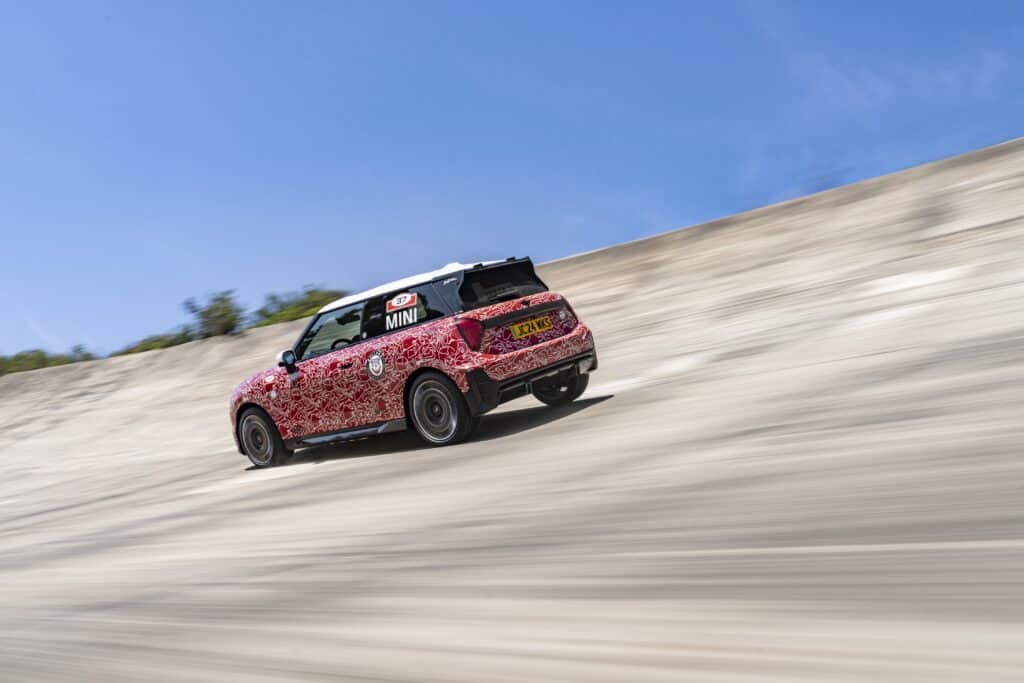 מיני ג׳ון קופר חשמלית על מסלול המירוצים, מבט אחורי