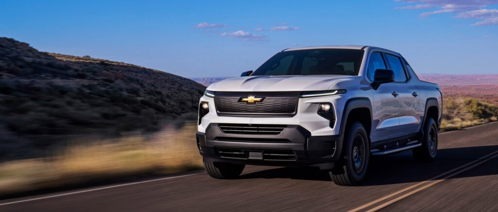 רולט סילברדו EV בנסיעה על כביש טנדר חשמלי מסוג שברולט סילברדו EV בנסיעה על כביש