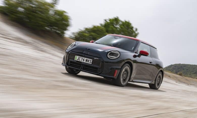 מיני קופר JCW חשמלית על המסלול