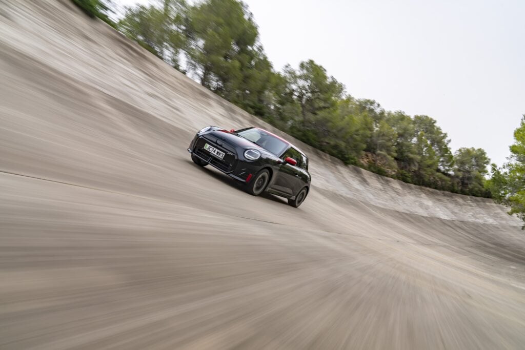 מיני קופר JCW חשמלית על המסלול