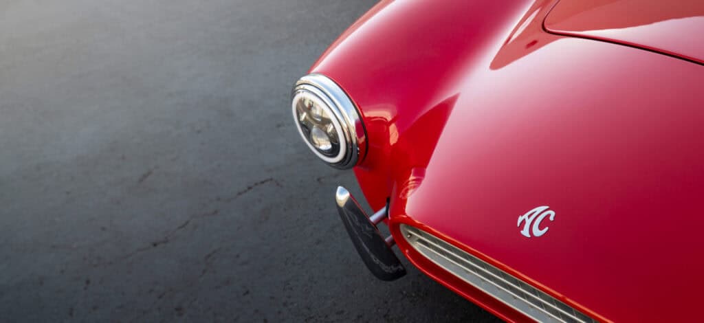 קדמת הרכב AC Ace Classic EV קדמת הרכב AC Ace Classic EV בצבע אדום עם פנס מעוגל