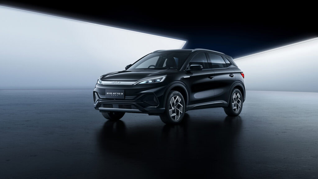 BYD אטו 3 בצבע שחור מודל 2025