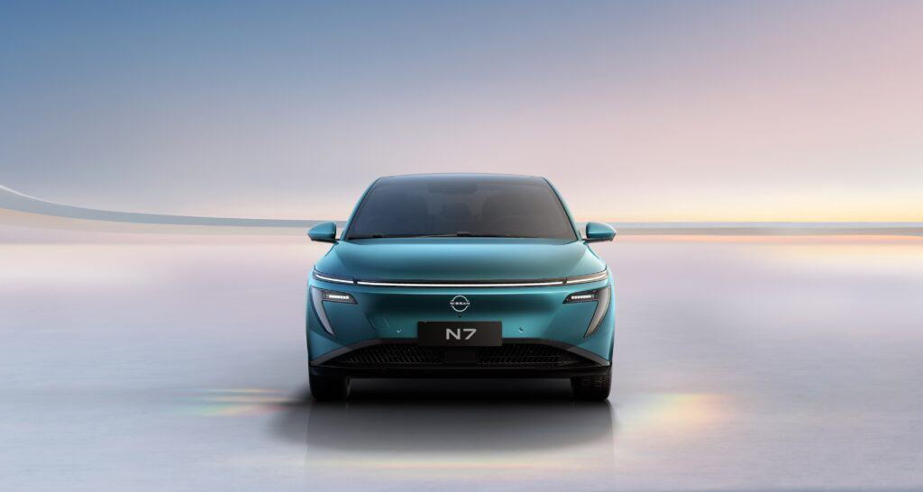מבט קדמי על ניסאן N7 EV
