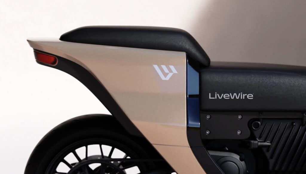 הכיתוב LiveWire על קטנוע חשמלי הכיתוב LiveWire על קטנוע חשמלי