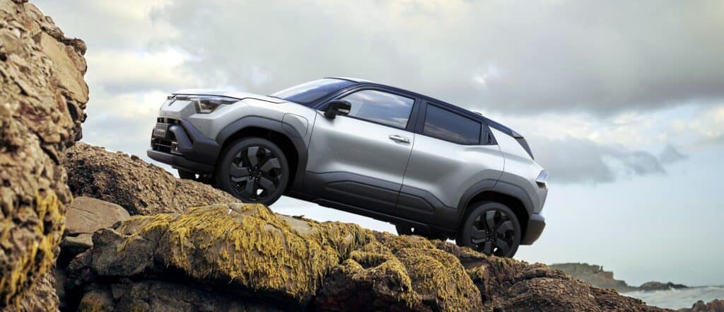 סוזוקי אי-ויטרה חשמלי בשטח מבט צד על סוזוקי אי-ויטרה חשמלי בשטח