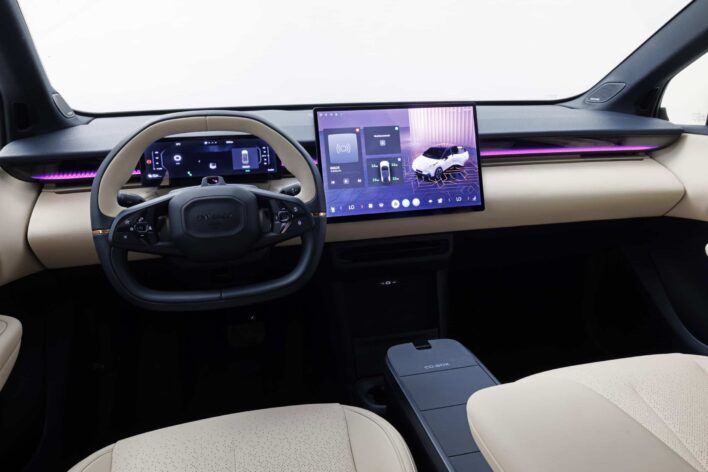 פנים הרכב וסביבת הנהג של לינק אנד קו 02