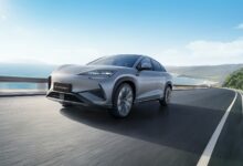 BYD סיליון 7 חשמלית בנסיעה על כביש