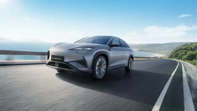 BYD סיליון 7 חשמלית בנסיעה על כביש