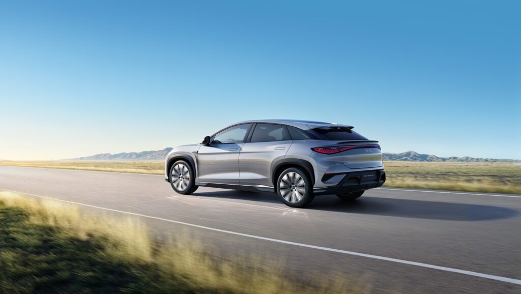 BYD סיליון 7 חשמלית בנסיעה על כביש מבט צד