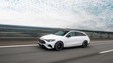מרצדס CLA חשמלי שוטינג ברייק בצבע לבן בנסיעה מהירה על כביש בינעירוני
