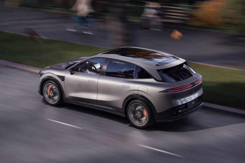 זיקר 7X בנסיעה בכביש בינעירוני